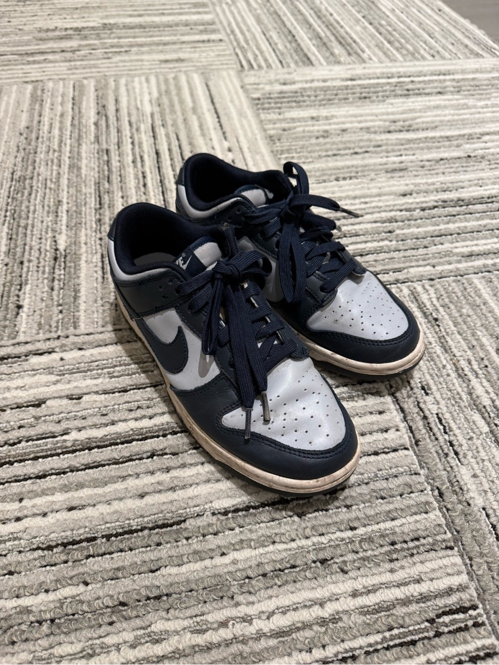 Nike Low-Top Sneakers - Navy & White